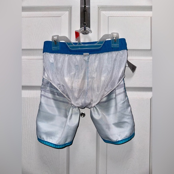 Old Navy Boys Patterned Board Shorts (size 6-7) - Picture 5 of 5